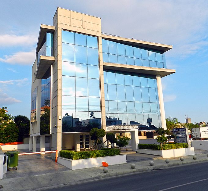 Постмодерная архитектура офисного здания для P & M Air Sea Land Services в Закаки, Кипр